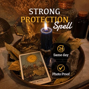 Puede incluir: Una vela de pilar azul oscuro con llama encendida, una figura de deidad dorada, una carta del tarot etiquetada THE MOON y hojas secas en una bandeja redonda. El texto dice STRONG PROTECTION Spell, 24 HOURS Same day, Photo Proof.