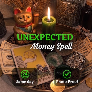Könnte beinhalten: Eine goldfarbene winkende Katzenfigur, eine grüne Stumpenkerze mit brennender Flamme, eine Tarotkarte mit dem Ass der Münzen, US-Dollarnoten und Metallmünzen auf einem Tablett mit dem Text UNEXPECTED Money Spell.