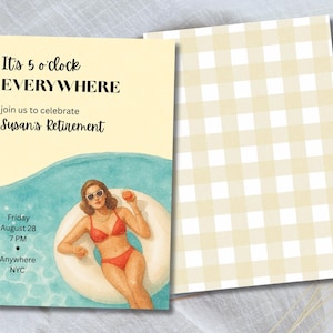 Puede incluir: Una tarjeta de invitación de jubilación con fondo amarillo pálido y el texto It's 5 o'clock EVERYWHERE join us to celebrate Susan's Retirement. Debajo, una ilustración en acuarela muestra a una persona en bikini rojo sobre un flotador blanco.