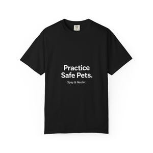 Può includere: T-shirt nero con la scritta bianca "Practice Safe Pets. Spay & Neuter." La maglietta ha maniche corte e girocollo. La maglietta è realizzata in un materiale morbido e confortevole.