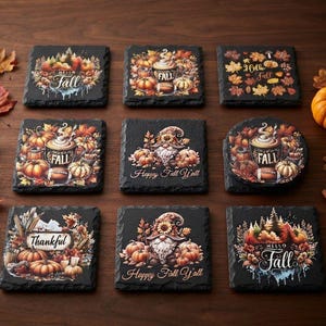 以下が含まれることがあります： カボチャ、紅葉、Hello Fallと書かれたマグカップ、Happy Fall Y'allと書かれたノームなどの秋をテーマにしたイラストが描かれた、8枚の黒いスレートコースターのセット。1枚は円形で、他は正方形です。