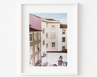 Impresión fotográfica de casas de Lisboa, arte de viaje con fachadas en tonos pastel (descarga digital)