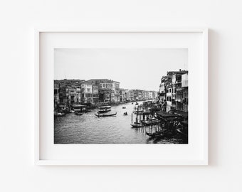 Fotografía en blanco y negro de un canal de Venecia, impresión de viaje a Italia (descarga digital)