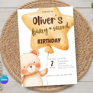 Può includere: Un invito di compleanno con un'illustrazione di un orsacchiotto che tiene un palloncino a forma di stella. Il testo dell'invito recita "Oliver's beary second birthday" con i dettagli dell'evento. Il design include il testo "Edit in Canva".