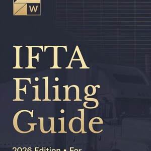 Op de afbeelding: Een donkerblauwe gids met gouden tekst met de tekst "IFTA Filing Guide" en "2026 Edition". De gids is voor eigenaren-exploitanten en kleine wagenparken. Een logo met "fx", drie lijnen en "W" staat in de linkerbovenhoek.