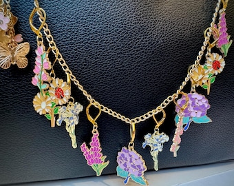Cadena para bolso dorada con dijes marcadores de punto de flor