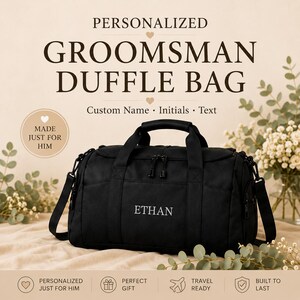 Könnte beinhalten: Eine schwarze Reisetasche mit dem in weißem Garn gestickten Namen ETHAN auf der Vorderseite. Die Tasche verfügt über zwei Tragegriffe, einen abnehmbaren Schultergurt und Doppelreißverschlüsse. Der Text darüber lautet PERSONALIZED GROOMSMAN DUFFLE BAG.