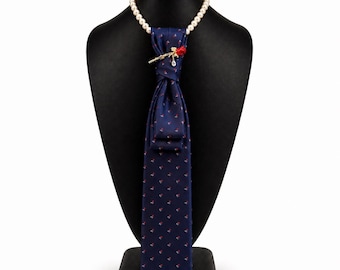 Cravatta Bar III blu navy con stampa a rose e spilla decorativa con ciondolo a forma di rosa rossa e oro.