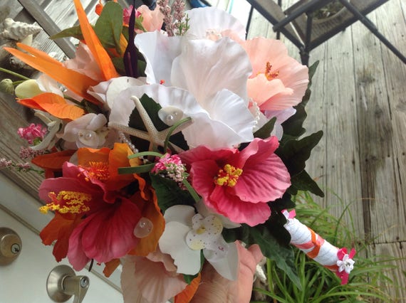 Hibiscus Tropical Et Bouquet De Mariée Oiseau De Paradis Plage Avec Des Diamants Perles Orchidées Et Une Fantaisie Enveloppé Criss Cross Poignée