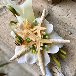 One Custom White Calla Lily Boutonniere for Groom or Groomsmen with Starfish and Mixed Tiny Seashells Sea Grass