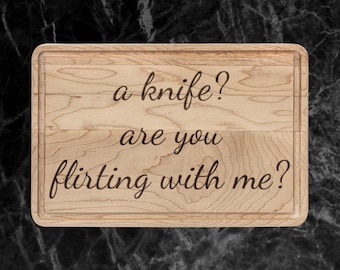 Uma faca? Está flertando comigo? Tábua de corte de madeira | Tábua de servir gravada com tema literário