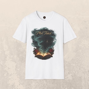 Camiseta con giro argumental / Libro mágico abierto, ilustración de hechizo ahumado