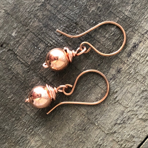 Boucles d'oreilles boules simples en cuivre pur, gouttes rondes en cuivre brillantes de 8 mm, boucle d'oreille légère en cuivre brut fait main, perle creuse enveloppée de fil