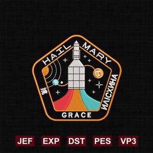 Puede incluir: Parche bordado con un diseño de cohete en forma de pentágono. El parche presenta las palabras "HAIL MARY" y "GRACE", junto con el nombre "ИЛСИХИНА". El cohete tiene llamas naranjas, rojas y azules.