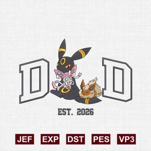 Puede incluir: Diseño bordado con un Umbreon negro, un Sylveon rosa y blanco y un Flareon beige. El diseño incluye las letras "D" a cada lado, con "EST. 2026" debajo. El diseño está sobre un fondo blanco.