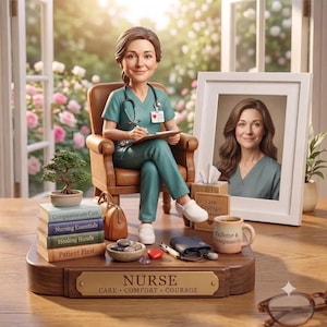 Peut inclure: Une figurine d'infirmier en tenue bleu sarcelle assise dans un fauteuil marron sur un socle en bois marqué NURSE CARE COMFORT COURAGE. Les accessoires incluent des livres, un portrait encadré, un mug Caffeine & Compassion et un stéthoscope.