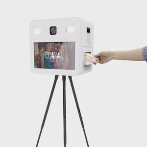 Selfie-pod med metallfönster och intern skrivarplats för DSLR-kamera