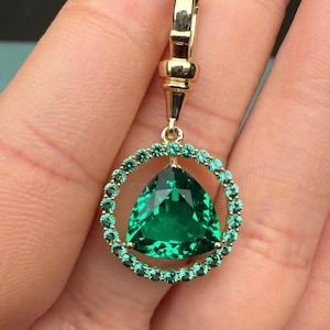 Dreieckiger Smaragd-Halo-Anhänger, Anhänger im Trillion-Schliff für Halskette, Schmuck für den Geburtsstein Mai