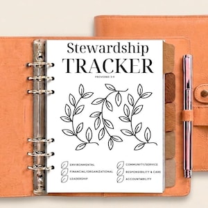 Op de afbeelding: Een beige lederen map met een metalen ringmechanisme met een witte pagina getiteld Stewardship Tracker met Proverbs 3:9, drie zwarte lijntekeningen van bladeren en een checklist met Environmental, Financial, Leadership, Community en Accountability.
