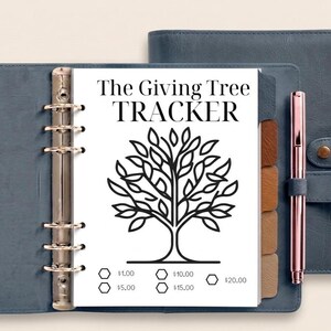 Peut inclure: Un classeur bleu contenant une page blanche intitulée The Giving Tree TRACKER avec une illustration d'arbre en traits noirs. Sous l'arbre se trouvent six cases hexagonales étiquetées avec des montants en dollars de 1,00 $ à 20,00 $.