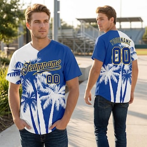 Puede incluir: Una camiseta de béisbol azul y blanca con gráficos de palmeras. La camiseta presenta el texto "Teamname" en letras doradas y el número "00". La parte trasera de la camiseta tiene el texto "Yourname" y el número "00".