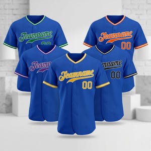 Puede incluir: Cinco camisetas de béisbol azules con diferentes acentos de color. Cada camiseta tiene un nombre de equipo y el número "00" en la parte delantera. Las camisetas tienen un diseño abotonado y presentan colores contrastantes en el cuello y las mangas.