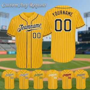 Puede incluir: Camiseta de béisbol amarilla con finas rayas negras, con "Teamname" y el número "00" en la parte delantera. La parte trasera muestra "YOURNAME" y "00". Se muestran camisetas adicionales en varios colores a continuación. El texto dice "Custom Any Request".