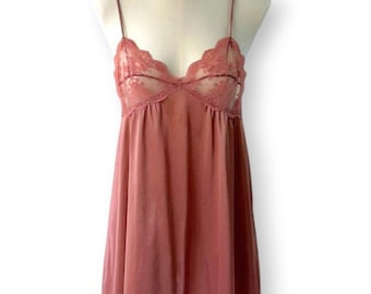 Vestido lencero vintage de encaje rosa empolvado, camisón romántico estilo babydoll de cuento de hadas.