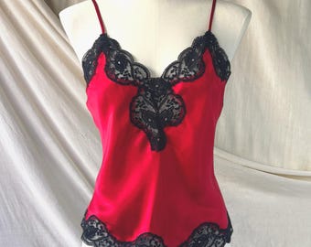 Top de tirantes gótico y caprichoso de Victoria's Secret estilo Y2K de la década de 2010 en satén rojo.