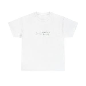 Könnte beinhalten: Weißes T-Shirt mit minimalistischem Design, das eine Langhantel und die Worte "lifting heavy" in handschriftlichem Stil zeigt. Das Design ist in Hellgrau gehalten. Das Shirt besteht aus einem weichen Material.