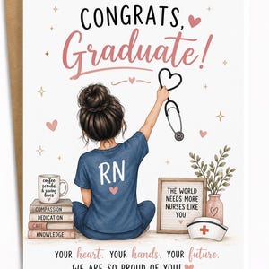 Puede incluir: Tarjeta de felicitación con las palabras "CONGRATS, Graduate!" y un dibujo de una enfermera sosteniendo un estetoscopio. La tarjeta incluye el texto "coffee scrubs & saving lives", "compassion", "dedication", "care" y "knowledge".
