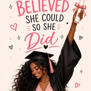 Puede incluir: Ilustración de una graduada con birrete y toga negros, sosteniendo un diploma atado con una cinta rosa. La imagen presenta el texto "She Believed She Could So She Did" en negro y rosa, con corazones y estrellas.