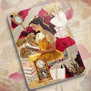 Può includere: Custodia decorativa per tablet con una donna in abito giallo che legge un libro, circondata da rose, un orologio e uno specchio. Il design ha un'estetica vintage da libro di fiabe con una calda tavolozza di colori.