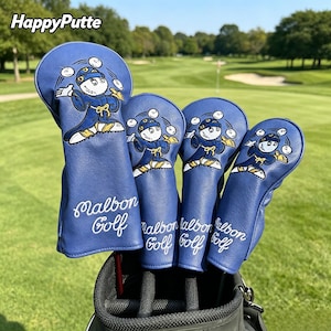 Könnte beinhalten: Ein Satz von vier blauen Golfschlägerhauben mit einer Cartoonfigur, die mit Golfbällen jongliert. Die Bezüge tragen den Text "Malbon Golf" in weißer Schrift. Der Markenname "HappyPutte" ist sichtbar. Die Golfschläger befinden sich in einer schwarzen Golftasche.