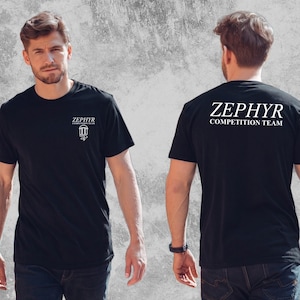 Peut inclure: Un t-shirt noir à manches courtes avec le texte blanc ZEPHYR COMPETITION TEAM et un petit logo sur la poitrine gauche, ainsi que le même texte en plus grande police imprimé sur le haut du dos du vêtement.