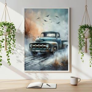 Op de afbeelding: Een ingelijste kunstdruk toont een vintage tealkleurige pick-up truck op een stoffige weg, met vogels in de lucht. Het kunstwerk heeft een schilderachtige stijl met zacht licht en een vintage esthetiek.