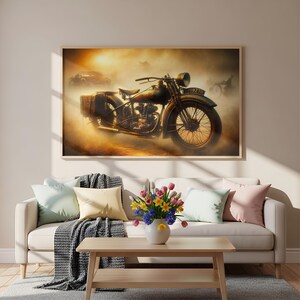 Op de afbeelding: Een ingelijste print van een vintage motorfiets in een sepia-getinte landschap. De motorfiets is donkerbruin met een groot voorwiel en een zijspan. De achtergrond heeft een wazige, gouden lucht en andere voertuigen.