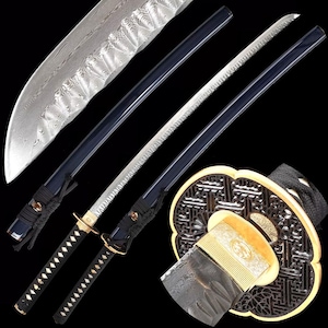 Pode incluir: Uma vista aérea de duas espadas katana japonesas. As lâminas têm um acabamento prateado com um padrão ondulado, e as empunhaduras são pretas com detalhes dourados. As bainhas são azul escuro. A guarda é dourada e preta.