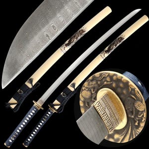 Op de afbeelding: Een sierlijke Japanse katana met een gebogen lemmet en een gedetailleerde handgreep. Het lemmet heeft een uniek patroon en de handgreep is omwikkeld met zwart koord. De tsuba heeft een gedetailleerd reliëfontwerp. De kleuren zijn zilver, crème, zwart en goud.