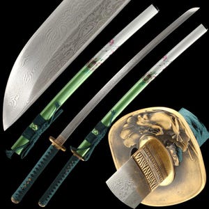 Pode incluir: Uma variedade de espadas japonesas com lâminas prateadas e cabos verdes. As lâminas apresentam um padrão único, e os cabos são envoltos em cordão verde escuro. As espadas têm detalhes dourados e elementos decorativos.