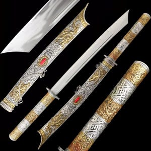 Peut inclure: Une épée décorative avec une lame argentée et un fourreau orné. Le fourreau présente des filigranes dorés et argentés avec des accents de pierres précieuses rouges. La poignée est également ornée de motifs dorés et argentés.