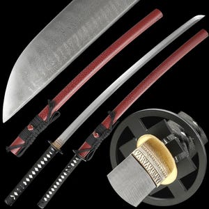 Op de afbeelding: Een Japanse katana-zwaard met een zilveren kling en een rode schede. De handgreep is zwart met een ruitpatroon. Het zwaard wordt getoond met zijn schede en een zwarte cirkelvormige bescherming.