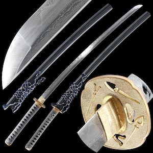 Pode incluir: Uma variedade de espadas katana japonesas com designs intrincados. As lâminas têm um acabamento prateado com um padrão de grão visível. As pegas são pretas com detalhes em azul e branco. A guarda da espada é dourada com gravuras detalhadas.