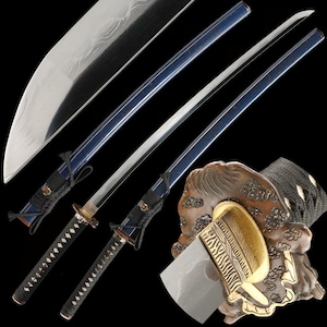Pode incluir: Uma variedade de katanas japonesas com lâminas de aço polido e cabos azuis. As espadas apresentam detalhes intrincados nos cabos e bainhas, mostrando o artesanato tradicional. A imagem também inclui um close-up de uma guarda decorativa.