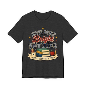 Camiseta "Construindo Futuros Brilhantes" | Homenagem aos Professores, Livros Escolares e Design da Apple imagem 8