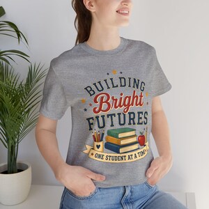 Camiseta "Construindo Futuros Brilhantes" | Homenagem aos Professores, Livros Escolares e Design da Apple imagem 11