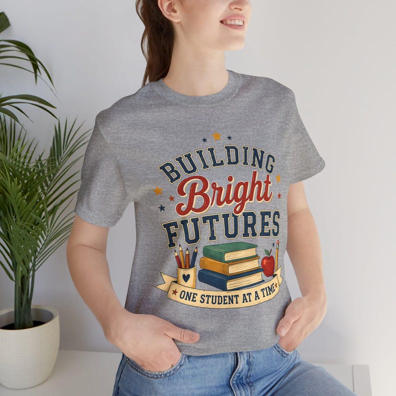 Camiseta "Construindo Futuros Brilhantes" | Homenagem aos Professores, Livros Escolares e Design da Apple imagem 11