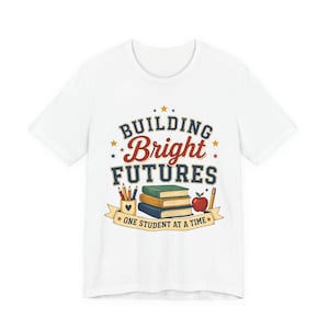 Camiseta "Construindo Futuros Brilhantes" | Homenagem aos Professores, Livros Escolares e Design da Apple imagem 5