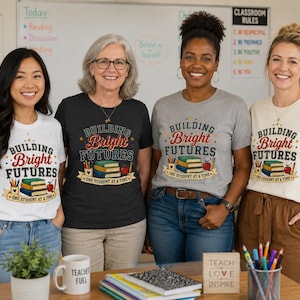 Camiseta "Construindo Futuros Brilhantes" | Homenagem aos Professores, Livros Escolares e Design da Apple imagem 3