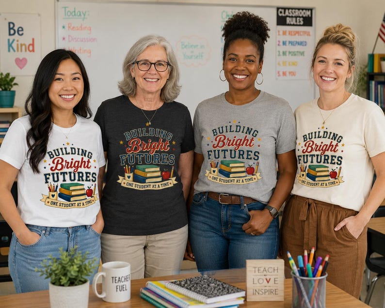 Camiseta "Construindo Futuros Brilhantes" | Homenagem aos Professores, Livros Escolares e Design da Apple imagem 3